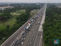 Mengular, Jalan Tol Jakarta Cikampek Macet