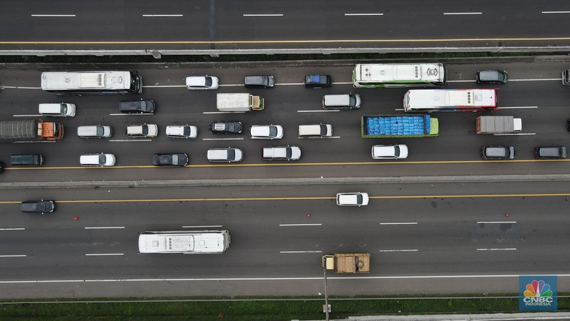 Foto udara kendaraan sejumlah kendaraan mengalami kemacetan di Jalan Tol Jakarta Cikampek KM 47, Jumat (29/4/2022). (CNBC Indonesia/Andrean Kristianto)