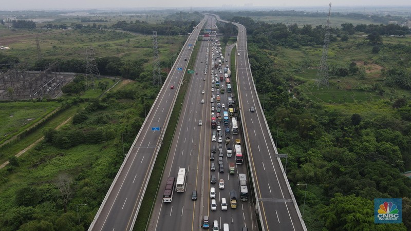 Foto udara kendaraan sejumlah kendaraan mengalami kemacetan di Jalan Tol Jakarta Cikampek KM 47, Jumat (29/4/2022). (CNBC Indonesia/Andrean Kristianto)