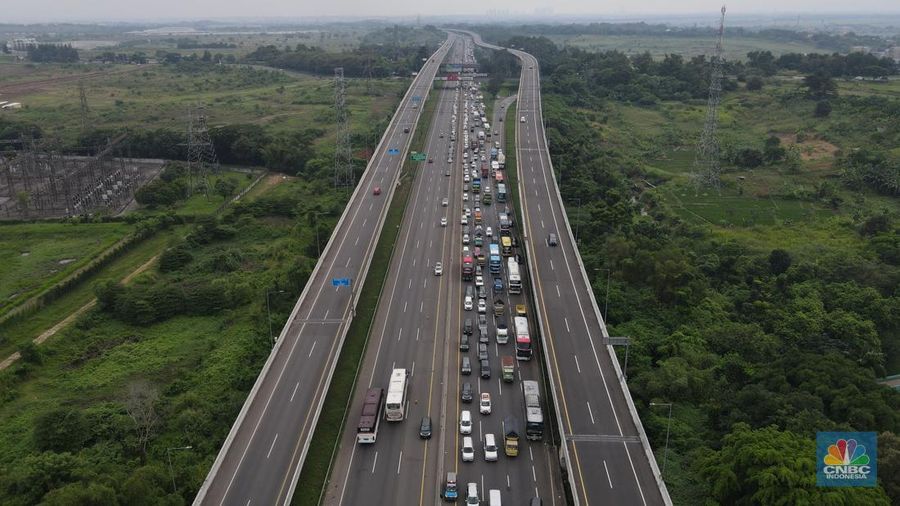 Foto udara kendaraan sejumlah kendaraan mengalami kemacetan di Jalan Tol Jakarta Cikampek KM 47, Jumat (29/4/2022). (CNBC Indonesia/Andrean Kristianto)