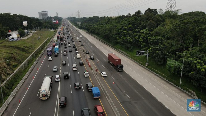 Foto udara kendaraan sejumlah kendaraan mengalami kemacetan di Jalan Tol Jakarta Cikampek KM 47, Jumat (29/4/2022). (CNBC Indonesia/Andrean Kristianto)