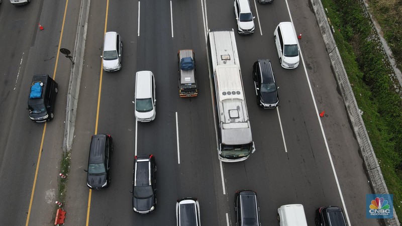 Foto udara kendaraan sejumlah kendaraan mengalami kemacetan di Jalan Tol Jakarta Cikampek KM 47, Jumat (29/4/2022). (CNBC Indonesia/Andrean Kristianto)