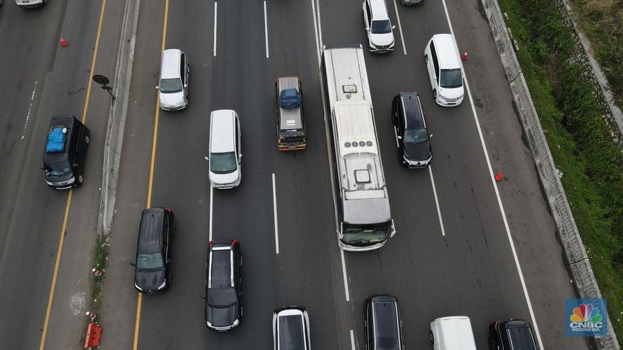 Foto udara kendaraan sejumlah kendaraan mengalami kemacetan di Jalan Tol Jakarta Cikampek KM 47, Jumat (29/4/2022). (CNBC Indonesia/Andrean Kristianto)