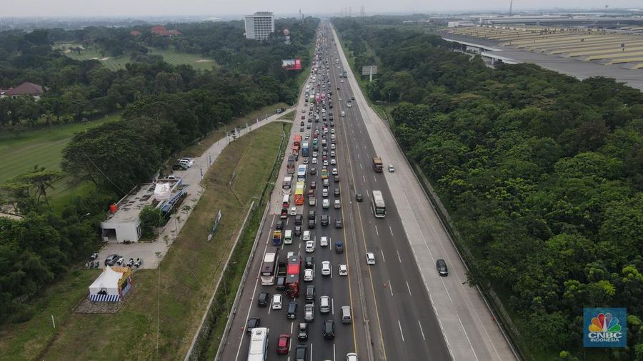 Foto udara kendaraan sejumlah kendaraan mengalami kemacetan di Jalan Tol Jakarta Cikampek KM 47, Jumat (29/4/2022). (CNBC Indonesia/Andrean Kristianto)