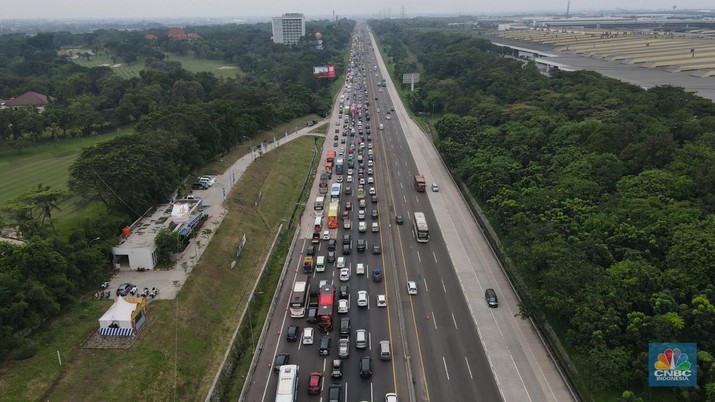 Foto udara kendaraan sejumlah kendaraan mengalami kemacetan di Jalan Tol Jakarta Cikampek KM 47, Jumat (29/4/2022). (CNBC Indonesia/Andrean Kristianto)