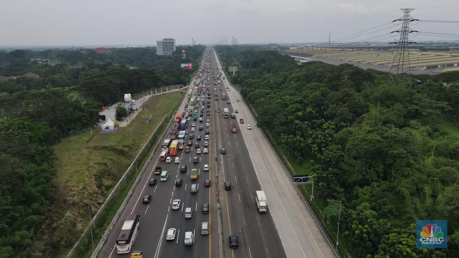 Foto udara kendaraan sejumlah kendaraan mengalami kemacetan di Jalan Tol Jakarta Cikampek KM 47, Jumat (29/4/2022). (CNBC Indonesia/Andrean Kristianto)