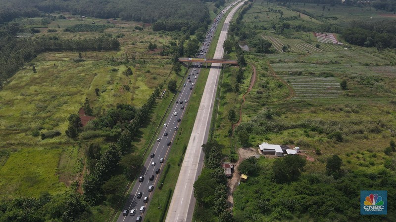 Foto udara suasana kepadatan kendaraan di kawasan  Cikopo, Purwakarta, Jumat (29/4/2022). (CNBC Indonesia/Andrean Kristianto)