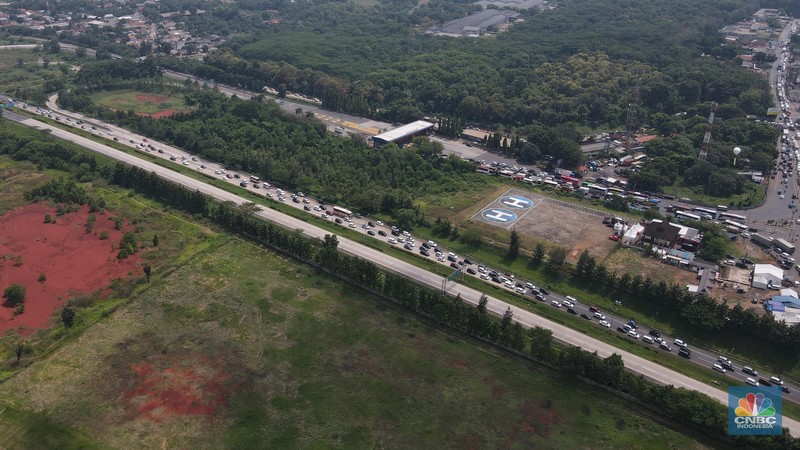 Foto udara suasana kepadatan kendaraan di kawasan  Cikopo, Purwakarta, Jumat (29/4/2022). (CNBC Indonesia/Andrean Kristianto)