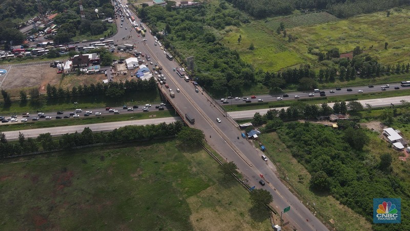 Foto udara suasana kepadatan kendaraan di kawasan  Cikopo, Purwakarta, Jumat (29/4/2022). (CNBC Indonesia/Andrean Kristianto)