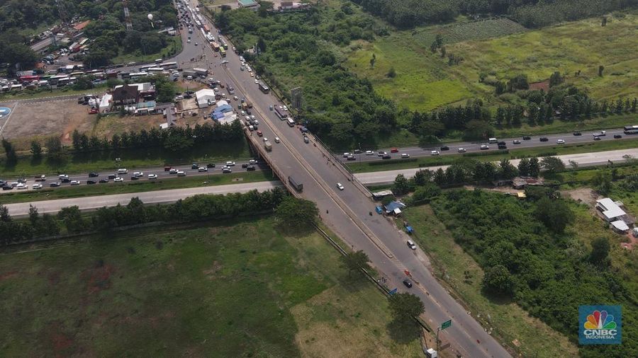 Foto udara suasana kepadatan kendaraan di kawasan  Cikopo, Purwakarta, Jumat (29/4/2022). (CNBC Indonesia/Andrean Kristianto)