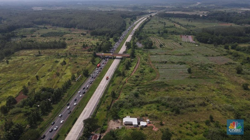 Foto udara suasana kepadatan kendaraan di kawasan  Cikopo, Purwakarta, Jumat (29/4/2022). (CNBC Indonesia/Andrean Kristianto)