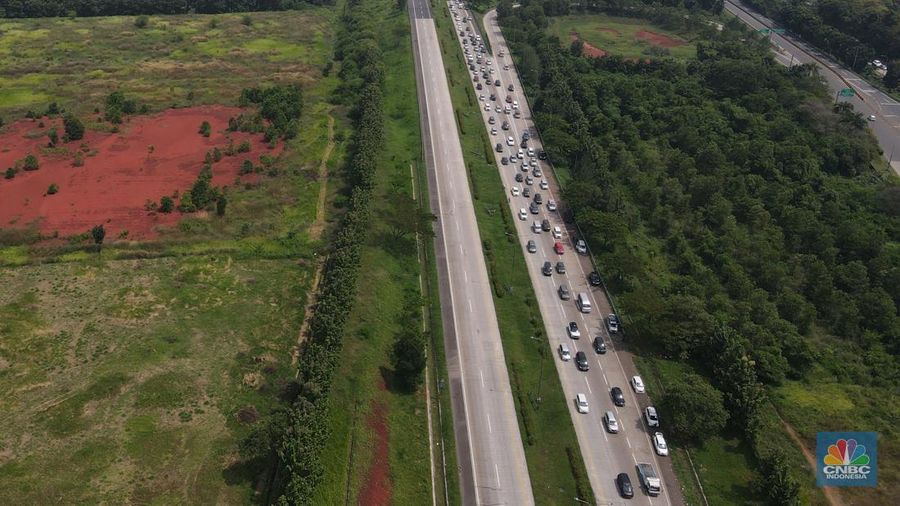 Foto udara suasana kepadatan kendaraan di kawasan  Cikopo, Purwakarta, Jumat (29/4/2022). (CNBC Indonesia/Andrean Kristianto)