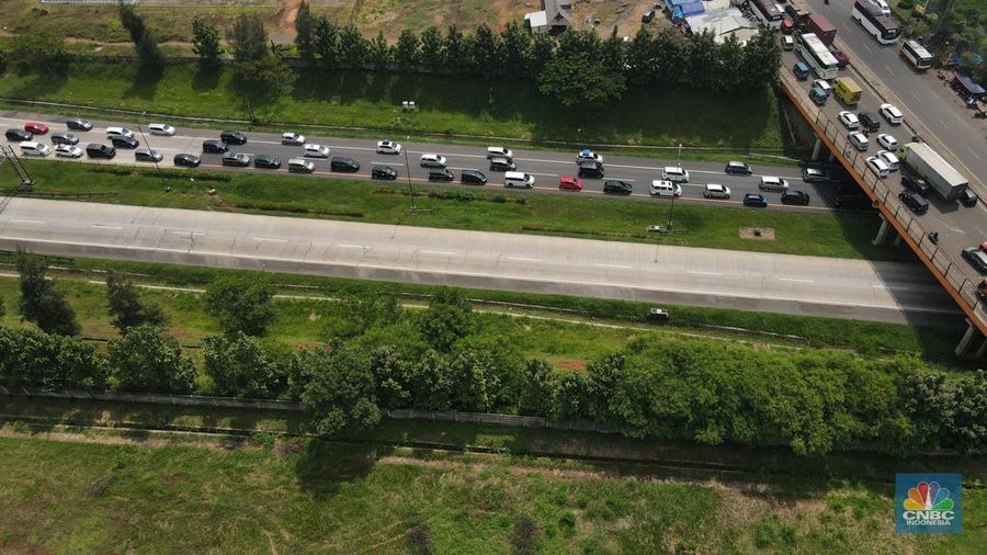 Foto udara suasana kepadatan kendaraan di kawasan  Cikopo, Purwakarta, Jumat (29/4/2022). (CNBC Indonesia/Andrean Kristianto)