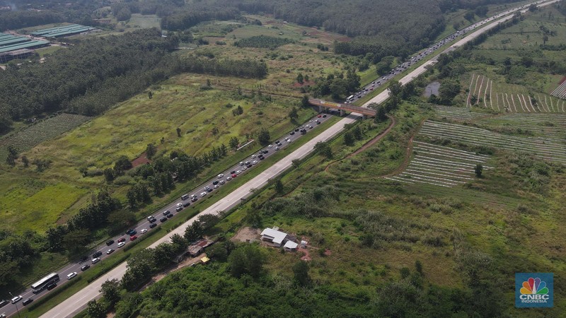 Foto udara suasana kepadatan kendaraan di kawasan  Cikopo, Purwakarta, Jumat (29/4/2022). (CNBC Indonesia/Andrean Kristianto)