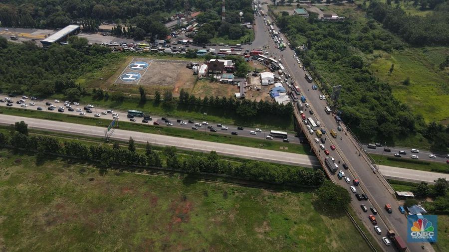 Foto udara suasana kepadatan kendaraan di kawasan  Cikopo, Purwakarta, Jumat (29/4/2022). (CNBC Indonesia/Andrean Kristianto)