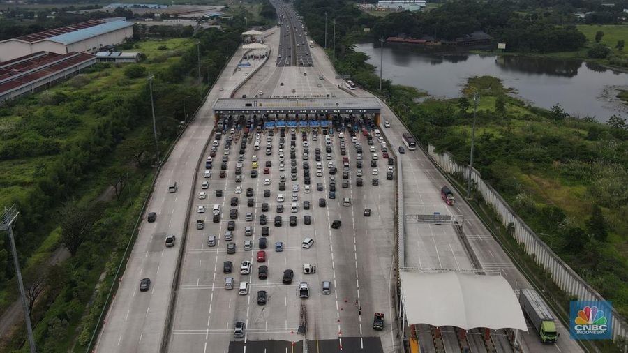 Foto udara suasana lalu lintas di kawasan Gerbang Tol Cikampek Utama, Kabupaten Purwakarta, Jumat (29/4/2022). Kepolisian bersama Jasa Marga memberlakukan  Contraflow dati Km 47+000 sampai dengan KM 70+000 Jalan Tol Jakarta-Cikampek arah Cikampek. (CNBC Indonesia/Andrean Kristianto)