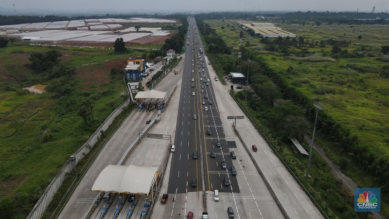 Foto udara suasana lalu lintas di kawasan Gerbang Tol Cikampek Utama, Kabupaten Purwakarta, Jumat (29/4/2022). Kepolisian bersama Jasa Marga memberlakukan  Contraflow dati Km 47+000 sampai dengan KM 70+000 Jalan Tol Jakarta-Cikampek arah Cikampek. (CNBC Indonesia/Andrean Kristianto)
