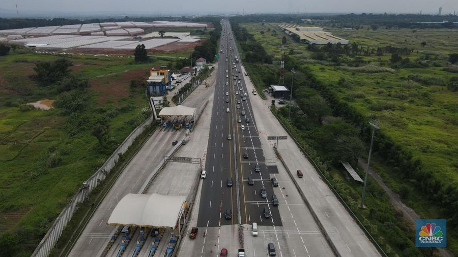 Foto udara suasana lalu lintas di kawasan Gerbang Tol Cikampek Utama, Kabupaten Purwakarta, Jumat (29/4/2022). Kepolisian bersama Jasa Marga memberlakukan  Contraflow dati Km 47+000 sampai dengan KM 70+000 Jalan Tol Jakarta-Cikampek arah Cikampek. (CNBC Indonesia/Andrean Kristianto)