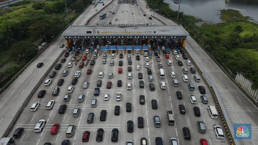 Foto udara suasana lalu lintas di kawasan Gerbang Tol Cikampek Utama, Kabupaten Purwakarta, Jumat (29/4/2022). Kepolisian bersama Jasa Marga memberlakukan  Contraflow dati Km 47+000 sampai dengan KM 70+000 Jalan Tol Jakarta-Cikampek arah Cikampek. (CNBC Indonesia/Andrean Kristianto)
