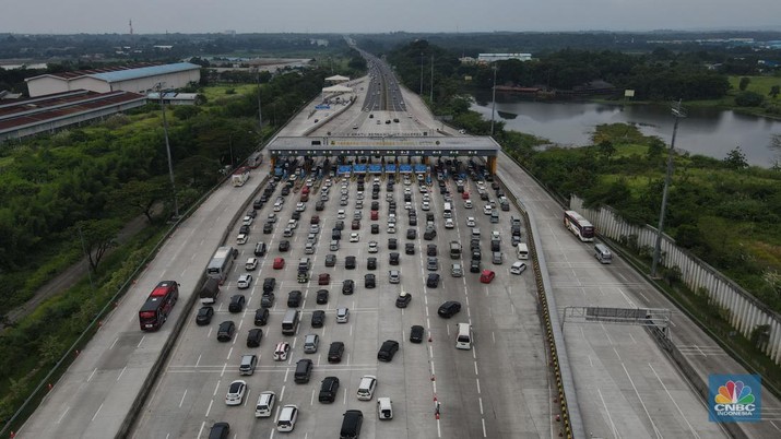 Foto udara suasana lalu lintas di kawasan Gerbang Tol Cikampek Utama, Kabupaten Purwakarta, Jumat (29/4/2022). Kepolisian bersama Jasa Marga memberlakukan  Contraflow dati Km 47+000 sampai dengan KM 70+000 Jalan Tol Jakarta-Cikampek arah Cikampek. (CNBC Indonesia/Andrean Kristianto)