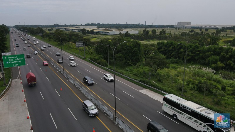 Foto udara suasana lalu lintas di kawasan Gerbang Tol Cikampek Utama, Kabupaten Purwakarta, Jumat (29/4/2022). Kepolisian bersama Jasa Marga memberlakukan  Contraflow dati Km 47+000 sampai dengan KM 70+000 Jalan Tol Jakarta-Cikampek arah Cikampek. (CNBC Indonesia/Andrean Kristianto)