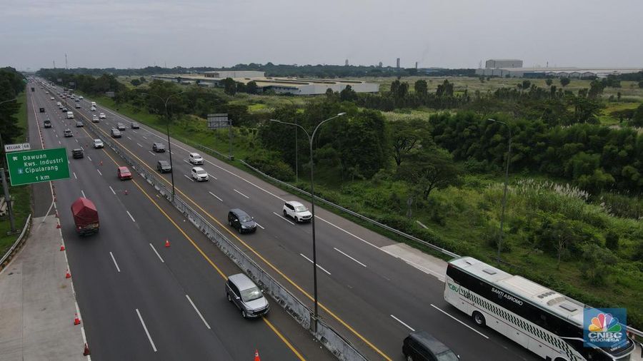 Foto udara suasana lalu lintas di kawasan Gerbang Tol Cikampek Utama, Kabupaten Purwakarta, Jumat (29/4/2022). Kepolisian bersama Jasa Marga memberlakukan  Contraflow dati Km 47+000 sampai dengan KM 70+000 Jalan Tol Jakarta-Cikampek arah Cikampek. (վ/Andrean Kristianto)