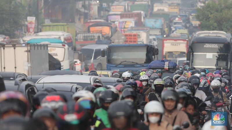 Kemacetan Parah di Simpang Jomin (CNBC Indonesia/Muhammad Sabki) Kemacetan Parah di Simpang Jomin (CNBC Indonesia/Muhammad Sabki)