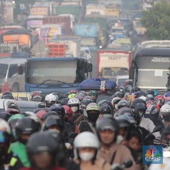 Macet Parah Motor dan Bus Terjebak di Simpang Jomin Karawang