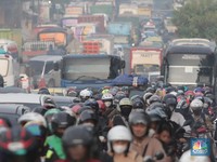 Macet Parah Motor dan Bus Terjebak di Simpang Jomin Karawang