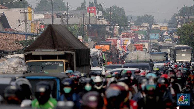 Kemacetan Parah di Simpang Jomin (CNBC Indonesia/Muhammad Sabki) Kemacetan Parah di Simpang Jomin (CNBC Indonesia/Muhammad Sabki)