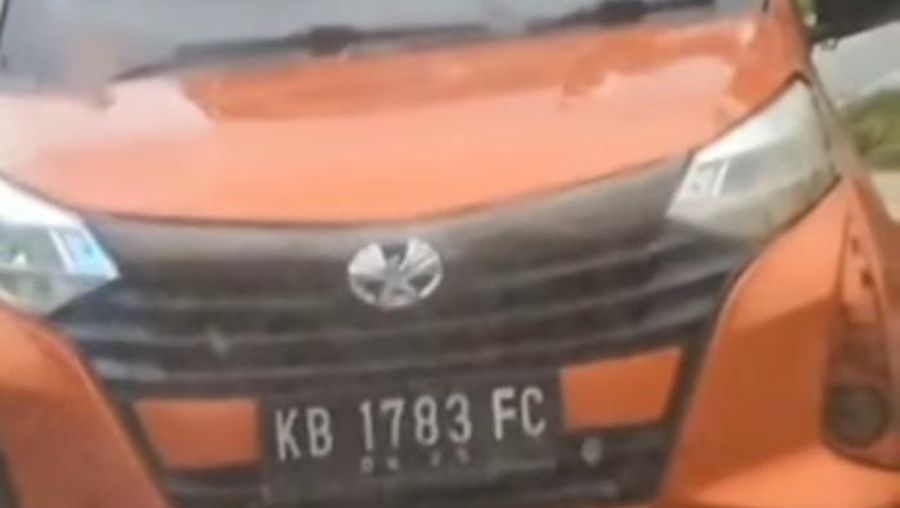 Penampakan mobil LCGC mengangkut motor