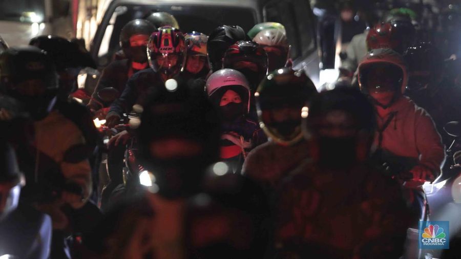 Pemudik motor memadati jalur Lingkar Tanjungpura, Karawang, Jumat (29/4). Jalur ini merupakan jalur mudik bagi pengendara menuju Jawa Tengah dan Jawa Timur.. (CNBC Indonesia/Muhammad Sabki)