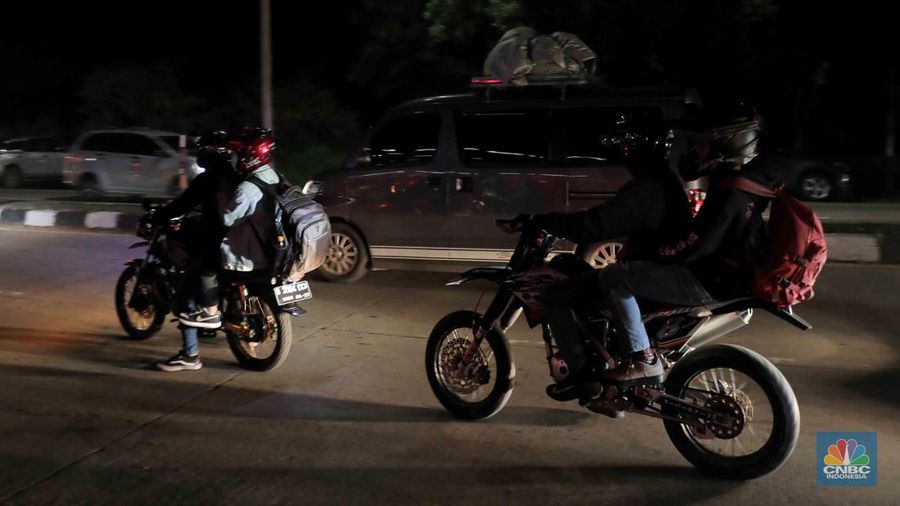 Pemudik motor memadati jalur Lingkar Tanjungpura, Karawang, Jumat (29/4). Jalur ini merupakan jalur mudik bagi pengendara menuju Jawa Tengah dan Jawa Timur.. (CNBC Indonesia/Muhammad Sabki)