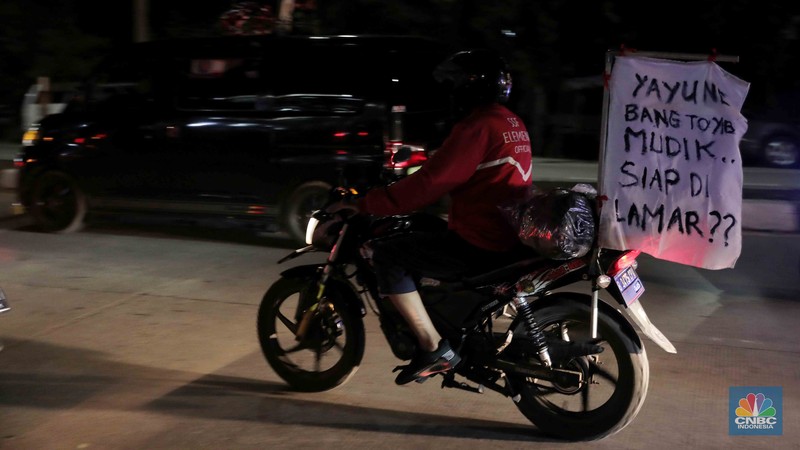 Pemudik motor memadati jalur Lingkar Tanjungpura, Karawang, Jumat (29/4). Jalur ini merupakan jalur mudik bagi pengendara menuju Jawa Tengah dan Jawa Timur.. (CNBC Indonesia/Muhammad Sabki)