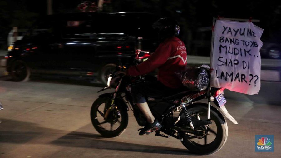 Pemudik motor memadati jalur Lingkar Tanjungpura, Karawang, Jumat (29/4). Jalur ini merupakan jalur mudik bagi pengendara menuju Jawa Tengah dan Jawa Timur.. (CNBC Indonesia/Muhammad Sabki)