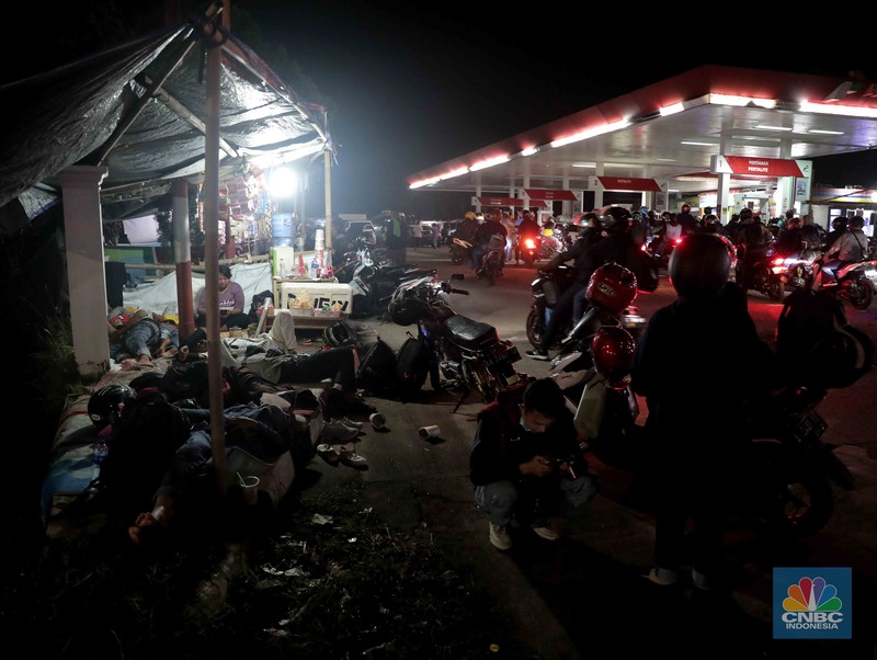 Pemudik motor memadati jalur Lingkar Tanjungpura, Karawang, Jumat (29/4). Jalur ini merupakan jalur mudik bagi pengendara menuju Jawa Tengah dan Jawa Timur.. (CNBC Indonesia/Muhammad Sabki)