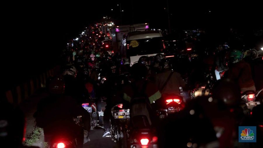 Pemudik motor memadati jalur Lingkar Tanjungpura, Karawang, Jumat (29/4). Jalur ini merupakan jalur mudik bagi pengendara menuju Jawa Tengah dan Jawa Timur.. (CNBC Indonesia/Muhammad Sabki)