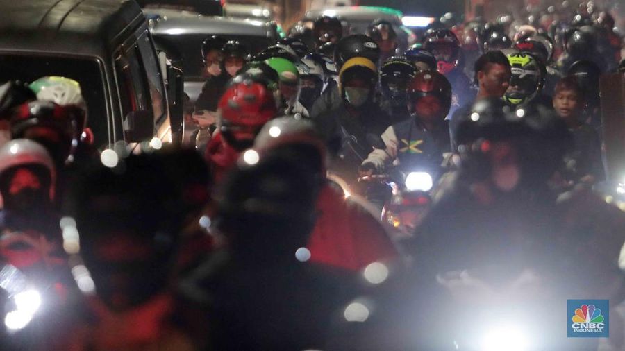 Pemudik motor memadati jalur Lingkar Tanjungpura, Karawang, Jumat (29/4). Jalur ini merupakan jalur mudik bagi pengendara menuju Jawa Tengah dan Jawa Timur.. (CNBC Indonesia/Muhammad Sabki)