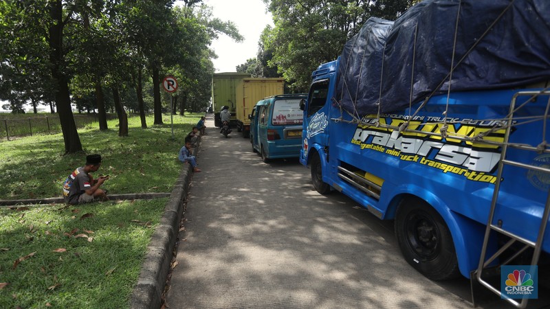 Pengendara beritirahat di depan mobilnya saat mengalami kemacetan di kawasan BIC, Bungursari, Purwakarta, Jumat (29/4/2021). Imbas diberlakukannya one way sejumlah ruas mengalami kemacetan salah satunya dari kawasan BIC, Bungursari ke arah Cikopo. (CNBC Indonesia/Andrean Kristianto)