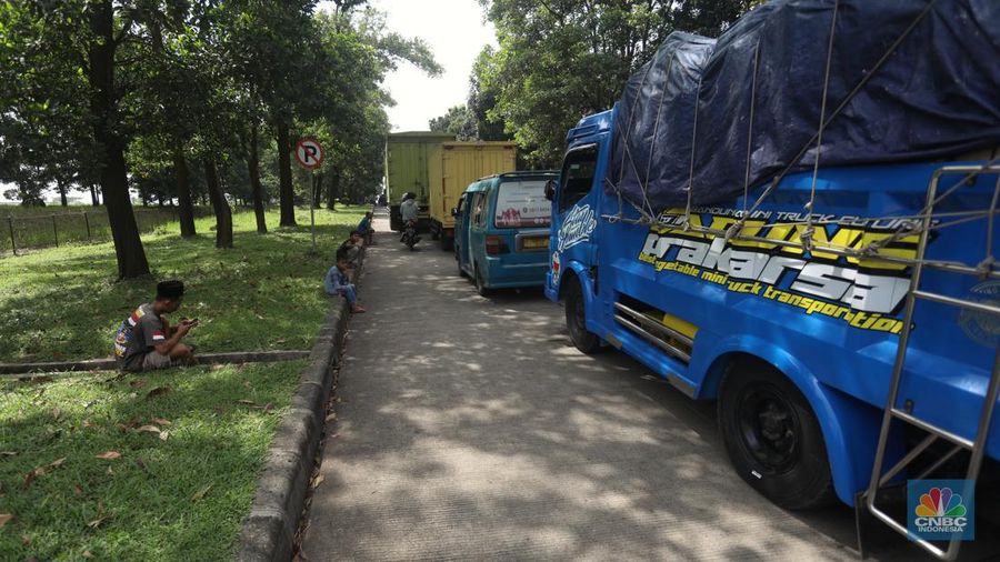 Pengendara beritirahat di depan mobilnya saat mengalami kemacetan di kawasan BIC, Bungursari, Purwakarta, Jumat (29/4/2021). Imbas diberlakukannya one way sejumlah ruas mengalami kemacetan salah satunya dari kawasan BIC, Bungursari ke arah Cikopo. (CNBC Indonesia/Andrean Kristianto)