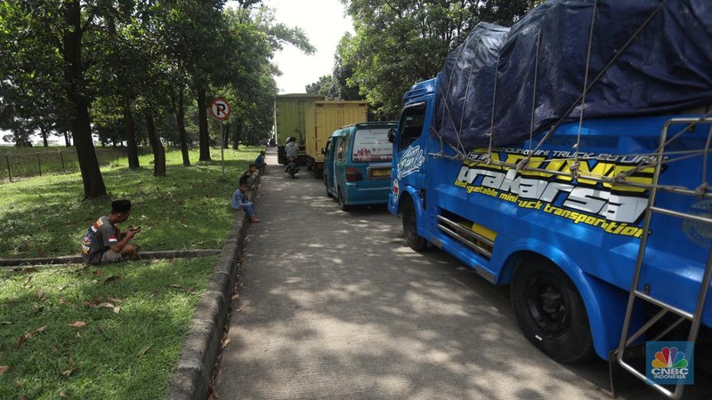 Pengendara beritirahat di depan mobilnya saat mengalami kemacetan di kawasan BIC, Bungursari, Purwakarta, Jumat (29/4/2021). Imbas diberlakukannya one way sejumlah ruas mengalami kemacetan salah satunya dari kawasan BIC, Bungursari ke arah Cikopo. (CNBC Indonesia/Andrean Kristianto)