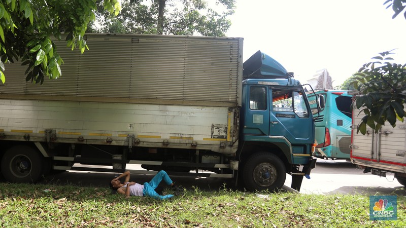 Pengendara beritirahat di depan mobilnya saat mengalami kemacetan di kawasan BIC, Bungursari, Purwakarta, Jumat (29/4/2021). Imbas diberlakukannya one way sejumlah ruas mengalami kemacetan salah satunya dari kawasan BIC, Bungursari ke arah Cikopo. (CNBC Indonesia/Andrean Kristianto) Pengendara beritirahat di depan mobilnya saat mengalami kemacetan di kawasan BIC, Bungursari, Purwakarta, Jumat (29/4/2021). Imbas diberlakukannya one way sejumlah ruas mengalami kemacetan salah satunya dari kawasan BIC, Bungursari ke arah Cikopo. (CNBC Indonesia/Andrean Kristianto)