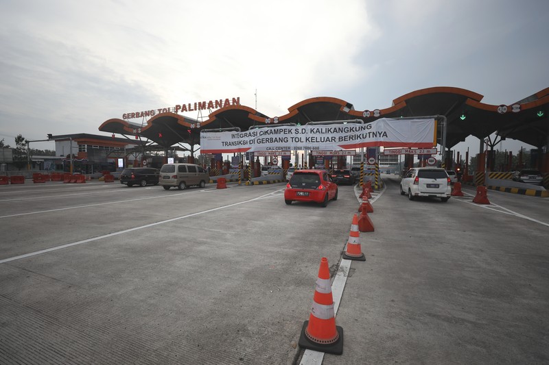 Suasana antrean kendaraan yang akan melakukan transaksi di Gerbang Tol Cikampek Utama 1, Kebupaten Purwakarta, Jawa Barat, Jumat (29/4/2022). (CNBC Indonesia/Tri Susilo)