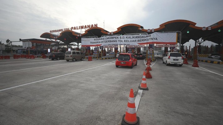 Suasana antrean kendaraan yang akan melakukan transaksi di Gerbang Tol Cikampek Utama 1, Kebupaten Purwakarta, Jawa Barat, Jumat (29/4/2022). (CNBC Indonesia/Tri Susilo)