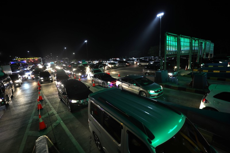 Suasana antrean kendaraan yang akan melakukan transaksi di Gerbang Tol Cikampek Utama 1, Kebupaten Purwakarta, Jawa Barat, Jumat (29/4/2022). (CNBC Indonesia/Tri Susilo) Suasana antrean kendaraan yang akan melakukan transaksi di Gerbang Tol Cikampek Utama 1, Kebupaten Purwakarta, Jawa Barat, Jumat (29/4/2022). (CNBC Indonesia/Tri Susilo)