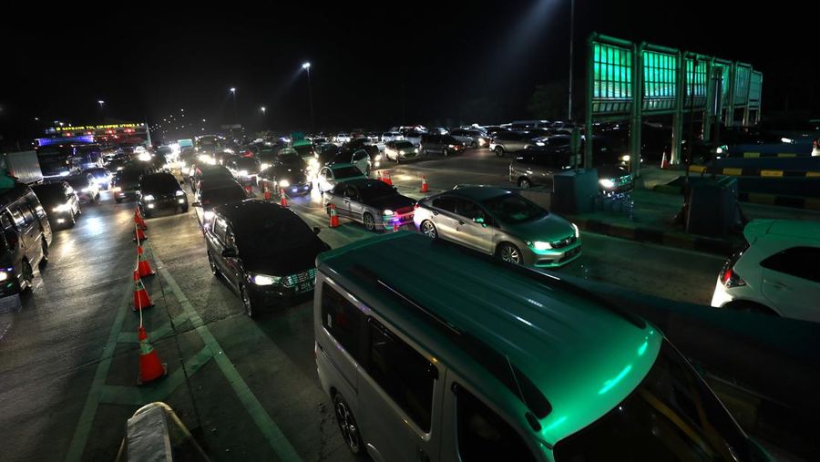 Suasana antrean kendaraan yang akan melakukan transaksi di Gerbang Tol Cikampek Utama 1, Kebupaten Purwakarta, Jawa Barat, Jumat (29/4/2022). (CNBC Indonesia/Tri Susilo)