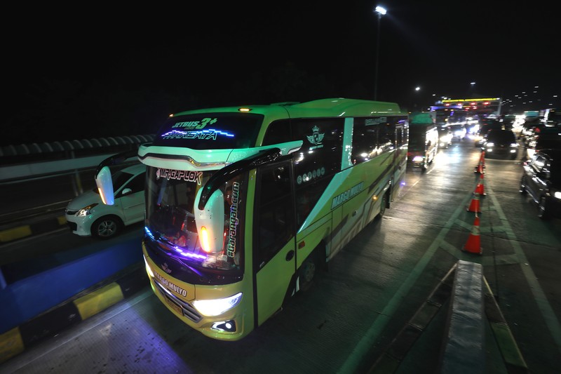 Suasana antrean kendaraan yang akan melakukan transaksi di Gerbang Tol Cikampek Utama 1, Kebupaten Purwakarta, Jawa Barat, Jumat (29/4/2022). (CNBC Indonesia/Tri Susilo)