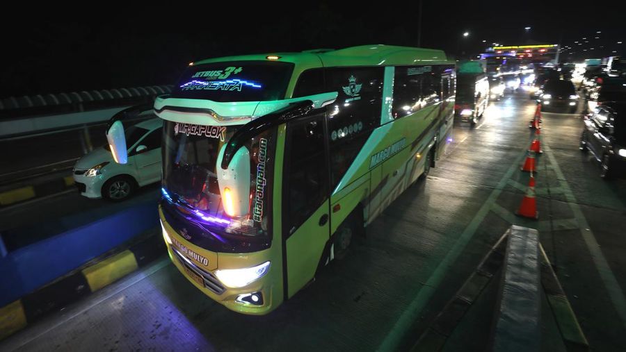 Suasana antrean kendaraan yang akan melakukan transaksi di Gerbang Tol Cikampek Utama 1, Kebupaten Purwakarta, Jawa Barat, Jumat (29/4/2022). (CNBC Indonesia/Tri Susilo)