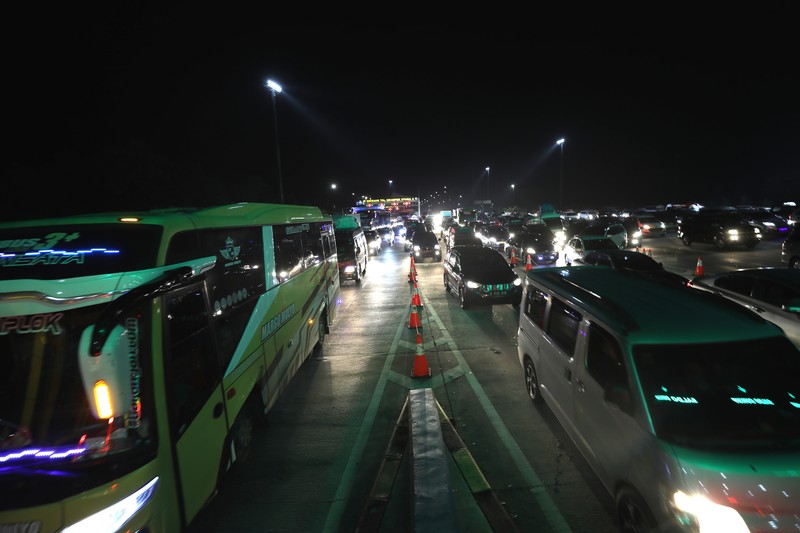 Suasana antrean kendaraan yang akan melakukan transaksi di Gerbang Tol Cikampek Utama 1, Kebupaten Purwakarta, Jawa Barat, Jumat (29/4/2022). (CNBC Indonesia/Tri Susilo)