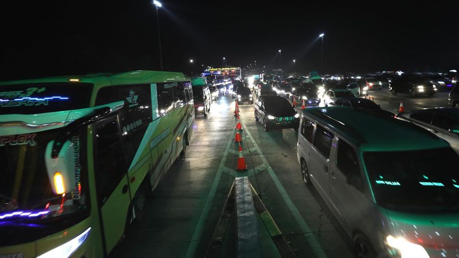 Suasana antrean kendaraan yang akan melakukan transaksi di Gerbang Tol Cikampek Utama 1, Kebupaten Purwakarta, Jawa Barat, Jumat (29/4/2022). (CNBC Indonesia/Tri Susilo)